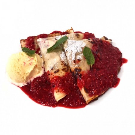 Domáce palacinky s nugátovým krémom, malinovou omáčkou a vanilkovou zmrzlinou