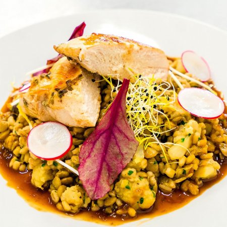 Grilovaný kurací plátok so šošovicou, karfiolom a krúpami