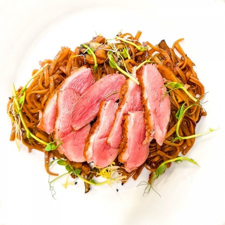 Kačacie prsia, ryžové rezance, sweet chilli omáčka