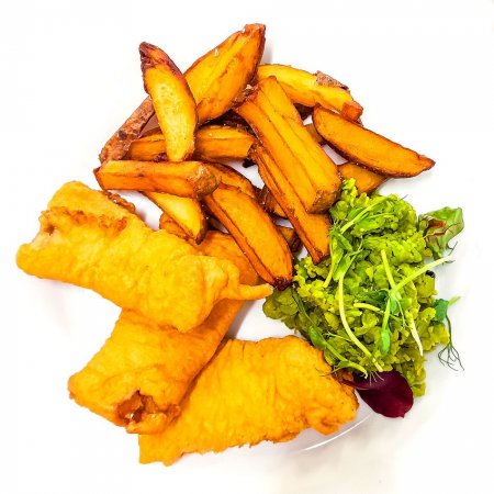 Vyprážaný rybí filet, pučený hrášok s mätou, domáce hranolky