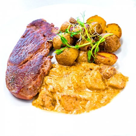 Hovädzí Rib eye steak, dubáková omáčka, opekané baby zemiaky