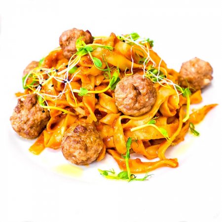 Tagliatelle s pikantnými mäsovými guličkami v paradajkovej omáčke