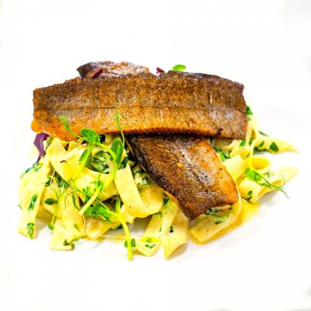 Rybí filet zo pstruha s tagiatelle cestovinami, špenátom a oravskou slaninou