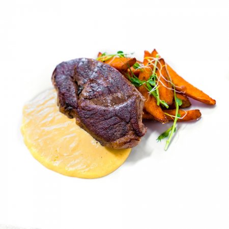 Hovädzí steak, cheddar omáčka, batátove hranolky