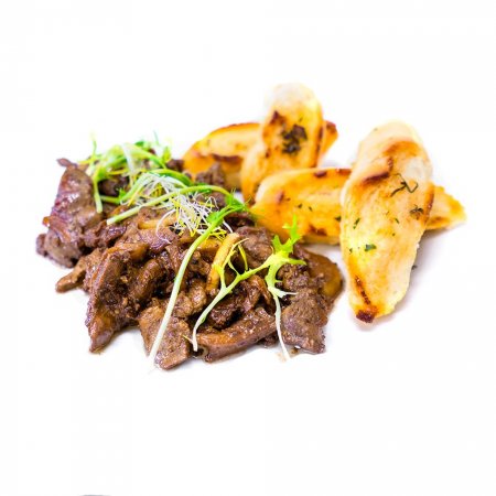 Restovaná kuracia pečeň na jablkách, opečená bagetka