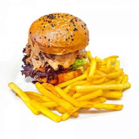 Domáci burger s trhaným kačacím mäsom a karamelizovanou červenou cibuľou, hranolky