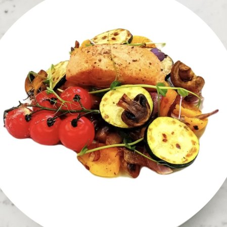  Losos na masle s grilovanou zeleninou ( šampiňóny, cuketa, paprika, baklažán, cherry paradajky, červená cibuľa )