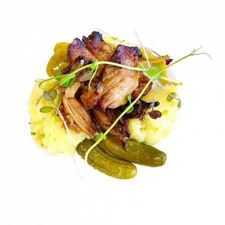 Pečené bravčové koleno, výpek s cibuľkou, pučené maslové zemiaky, baranie rohy, uhorka