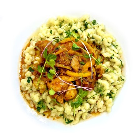 Kurací paprikáš, domáce zemiakové halušky ( vykostené stehno, čerstvá paprika, smotana )