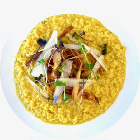 Šafránové rizoto so zeleninovými chipsami a parmezánom ( Arborio )