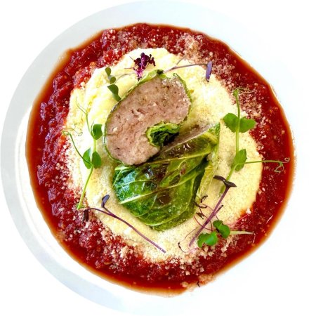 Plnený kelový list morčacím mäsom, paradajková omáčka, zemiaková kaša s parmezánom