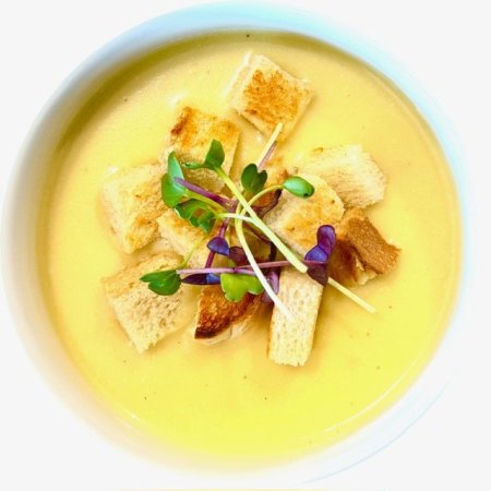 Krém z pečeného cesnaku s maslovým krutónom