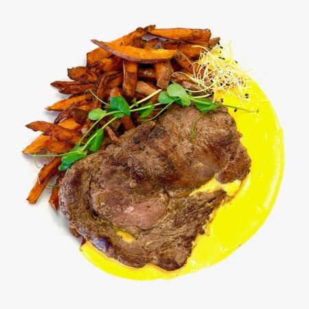 Hovädzí Rib eye steak, cheddar omáčka, batatové hranolky